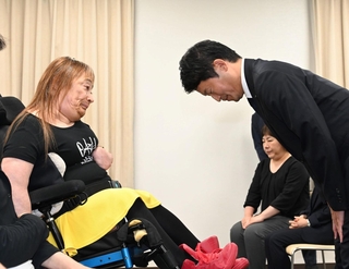 旧優生保護法の被害者に謝罪する斎藤元彦知事＝２６日午後、神戸市中央区中山手通４、ラッセホール（撮影・斎藤雅志）