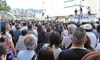 参院選を控え、現職候補の街頭演説会に詰めかけた支持者ら＝15日午後、神戸市中央区（画像の一部を加工しています）