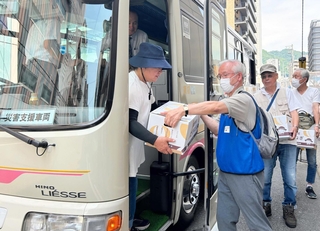 能登半島地震の被災地に届ける物資を積み込むボランティアら＝神戸市中央区