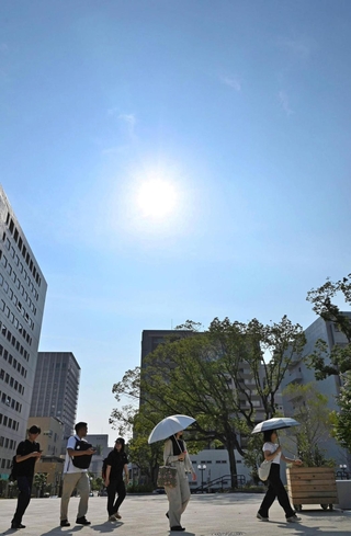 梅雨が明けて市街地上空に広がった青空＝２７日午後、神戸市中央区加納町６（撮影・斎藤雅志）