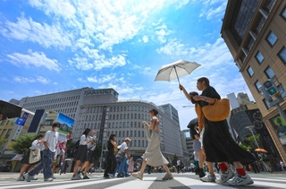 梅雨が明け、青空が広がった神戸市街地＝２７日午前、神戸市中央区（撮影・笠原次郎）