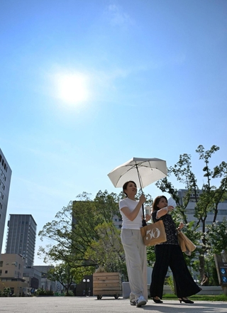 梅雨が明けて神戸市街地には青空が広がった＝２７日午後、神戸市中央区加納町６（撮影・斎藤雅志）