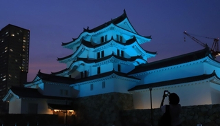 青く照らされた尼崎城＝２７日夜、尼崎市北城内（撮影・吉田敦史）