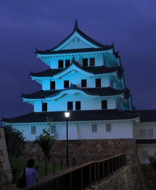 青く照らされた尼崎城＝２７日夜、尼崎市北城内（撮影・吉田敦史）