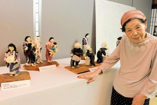 戦時人形を手がけてきた村上しま子さん＝西脇市西脇、旧来住家住宅