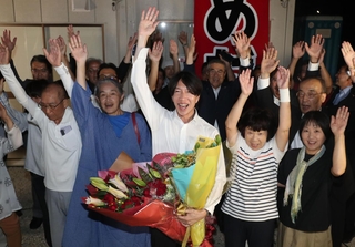 支援者とともに万歳して喜ぶ梅田修作氏（中央）＝２９日午後、上郡町大持（撮影・辰巳直之）