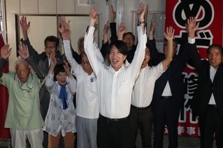 支援者とともに万歳して喜ぶ梅田修作氏（中央）＝２９日午後、上郡町大持（撮影・辰巳直之）