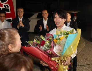 支援者から花束を受け取り喜ぶ梅田修作氏（右）＝２９日午後、上郡町大持（撮影・辰巳直之）