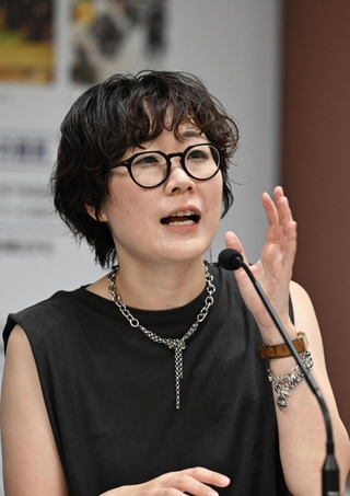 懇談会で発言する山口真紀神戸学院大特任講師＝神戸市中央区東川崎町１、神戸新聞社報道展示室「ニュースポート」