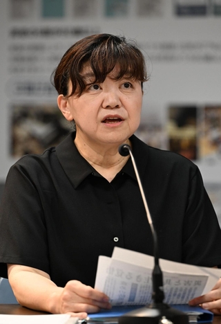 懇談会で司会を務める勝沼直子論説委員長＝神戸市中央区東川崎町１、神戸新聞社報道展示室「ニュースポート」