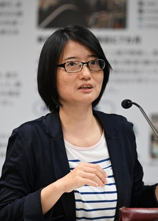 懇談会で発言する飛田敦子コミュニティ・サポートセンター神戸事務局長＝神戸市中央区東川崎町１、神戸新聞社報道展示室「ニュースポート」