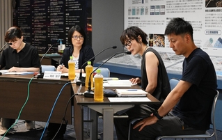 初会合に参加した飛田敦子コミュニティ・サポートセンター神戸事務局長（左から２人目）と山口真紀神戸学院大特任講師（同３人目）、頼政良太被災地ＮＧＯ恊働センター代表（右端）＝神戸新聞社報道展示室「ニュースポート」（撮影・斎藤雅志）