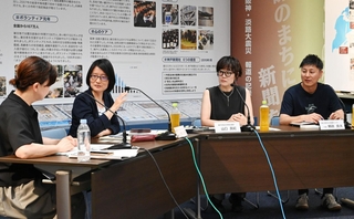 初会合に参加した飛田敦子コミュニティ・サポートセンター神戸事務局長（左から２人目）と山口真紀神戸学院大特任講師（同３人目）、頼政良太被災地ＮＧＯ恊働センター代表（右）＝神戸新聞社（撮影・斎藤雅志）
