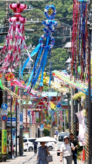 七夕飾りで彩られた商店街＝神戸市須磨区、須磨寺前商店街