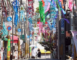 七夕飾りで彩られた商店街＝神戸市須磨区の須磨寺前商店街