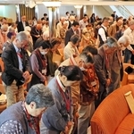 洋上に散った魂を思い、結団式で黙祷する遺族ら＝１日午後、神戸市中央区、にっぽん丸（撮影・笠原次郎）