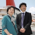 出港前の広田早苗さん（左）と同行する長男の崇志さん＝１日午後、神戸市中央区（撮影・笠原次郎）