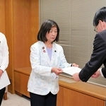 斎藤元彦知事に対する辞職申し入れ書を手渡す庄本悦子・共産党県議団長（中央）＝２日午前、兵庫県議会