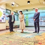 神戸港からブラジルへの移民が盛んに行われていた１９３４年当時の神戸市の地図をご覧になる佳子さま＝神戸市中央区山本通３、海外移住と文化の交流センター（日伯協会提供）