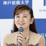 客員教授の就任会見に笑顔で臨む南野陽子さん＝２日午後、神戸市灘区、神戸松蔭大学（撮影・丸山桃奈）