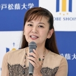 客員教授の就任会見に笑顔で臨む南野陽子さん＝２日午後、神戸市灘区、神戸松蔭大学（撮影・丸山桃奈）