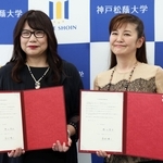 調印証明書を手にする南野陽子さん（右）と神戸松蔭大学の徳山孝子学長＝２日午後、神戸市灘区、神戸松蔭大学（撮影・丸山桃奈）