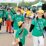 おそろいのＴシャツ姿で出発する参加者＝神戸市中央区小野浜町