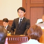 兵庫県議会本会議で、告発文書問題の受け止めなどを述べた斎藤元彦知事＝３日午前、県公館