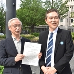 災害ボランティア活動への支援強化の必要性を語る高橋守雄代表理事（左）と副代表の菅野将志さん＝東京都千代田区