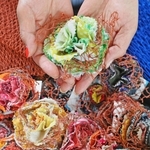 役目を終えた漁網を使って作成されるコサージュ＝明石市大明石町１