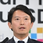 定例会見で質問に応じる兵庫県の斎藤元彦知事＝４日午後、神戸市中央区、兵庫県庁（撮影・大田将之） 