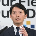 定例会見で質問に応じる兵庫県の斎藤元彦知事＝４日午後、神戸市中央区、兵庫県庁（撮影・大田将之）