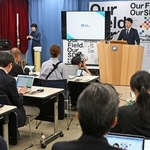 定例会見で質問に応じる兵庫県の斎藤元彦知事＝４日午後、神戸市中央区、兵庫県庁（撮影・大田将之）