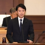 自身の給与を減額する条例改正案などの提案説明を行う斎藤元彦知事＝６日午前、神戸市中央区下山手通４、兵庫県公館（撮影・笠原次郎）