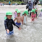 海に入って水遊びを楽しむ園児たち＝６日午前、兵庫県新温泉町の諸寄・塩谷浜海水浴場