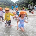 波打ち際で水遊びを楽しむ園児たち＝６日午前、兵庫県新温泉町の諸寄・塩谷浜海水浴場