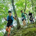 山野を駆け抜けるランナーたち＝６日午前６時11分、丹波市内