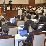 主要４会派による代表質問が行われた兵庫県議会定例会＝６日午後、神戸市中央区下山手通４、県公館（撮影・笠原次郎）