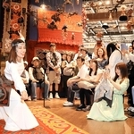 コモンズＡ館でキルギスの舞踊に見入る来場者ら＝いずれも大阪市此花区の夢洲