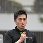 街頭で演説する日本維新の会の吉村洋文代表＝７日午後、尼崎市潮江１（撮影・大田将之）