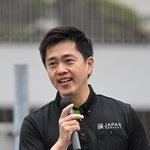 街頭で演説する日本維新の会の吉村洋文代表＝７日午後、尼崎市潮江１（撮影・大田将之）