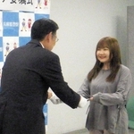 委嘱状を受け取る防災学生ボランティア（右）＝神戸市中央区、県警本部（県警提供）