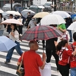 梅雨入りし、傘を差す大勢の人が行き交う神戸の市街地＝９日午後、神戸市中央区（撮影・笠原次郎）