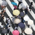 梅雨入りし、傘を差す人が行き交う神戸の市街地＝９日午後、神戸市中央区（撮影・笠原次郎）