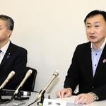調査委員会の報告内容について発表する日本維新の会の東徹衆院議員（右）と金子道仁参院議員＝神戸市内