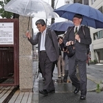 斎藤元彦県知事ら３人への告発状を出すため、神戸地検に入る神戸学院大の上脇博之教授（右）ら＝１０日午前、神戸市中央区橘通１（撮影・笠原次郎）