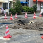 水道管工事現場で大きく穴があいた道路＝神戸市中央区中山手通７