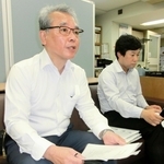 声明を発表する自由法曹団兵庫県支部の松山秀樹支部長（左）ら＝神戸市中央区
