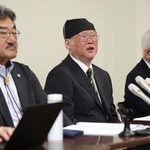 斎藤元彦知事ら３人への告発状を出し、会見する神戸学院大の上脇博之教授（中央）ら＝１０日午前、神戸市中央区橘通３（撮影・笠原次郎）