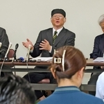 斎藤元彦知事ら３人への告発状を出し、会見する神戸学院大の上脇博之教授（中央）ら＝１０日午前、神戸市中央区橘通３（撮影・笠原次郎）